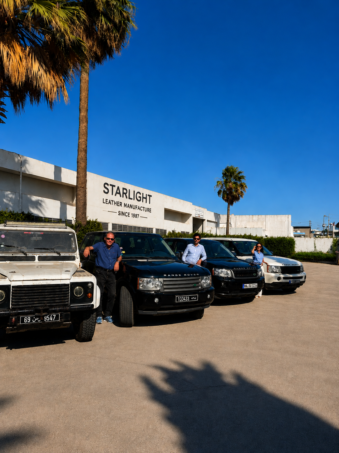 L'équipe Starlight devant la manufacture, avec les Range Rover. Allemagne, Tunisie, depuis 1987